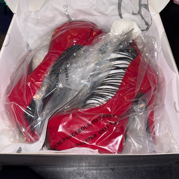 Elegant Red Stiletto Heels with Black Accents - Picture 2 of 4